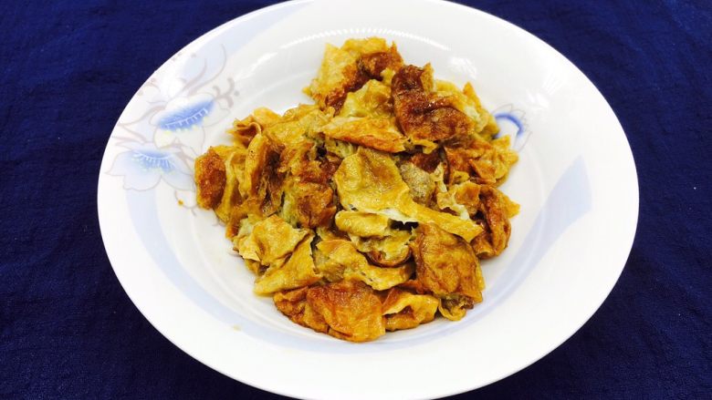 #绿色美食# 下饭神菜 面筋丝瓜煲,焯水后挤出水分的油面筋盛盘备用。