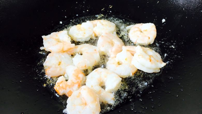 #绿色美食# 下饭神菜 面筋丝瓜煲,锅烧热,放入适量的油,当油5、6成热时放入虾仁,迅速翻炒几下,虾仁颜色变粉,定型即可。