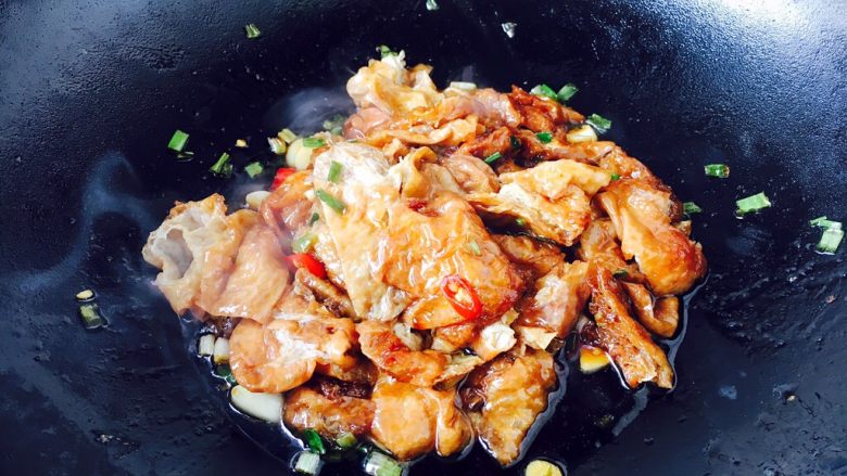 #绿色美食# 下饭神菜 面筋丝瓜煲,倒入步骤9提前处理好的油面筋,翻炒几下。