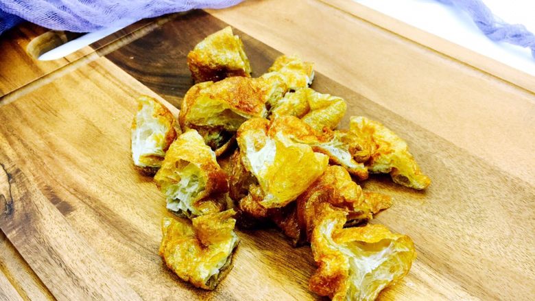 #绿色美食# 下饭神菜 面筋丝瓜煲,将主要食材油面筋切(手撕)成核桃块大小。