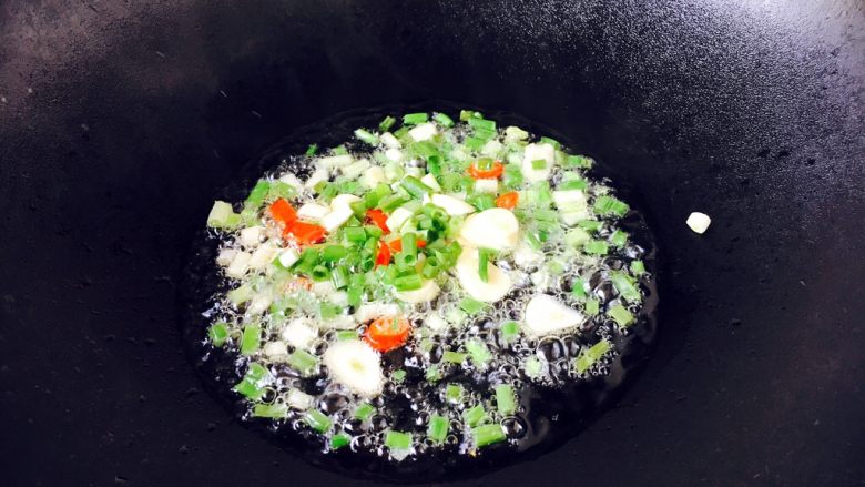 #绿色美食# 下饭神菜 面筋丝瓜煲,起锅大火,锅热,放入2勺(适量)炒菜油,爆香步骤5的辅助食材。