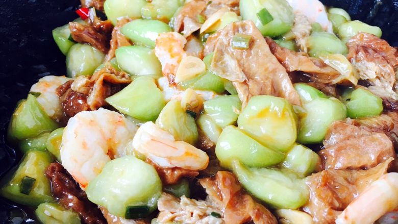#绿色美食# 下饭神菜 面筋丝瓜煲,翻炒均匀即可。
此菜不需要加盐,步骤21放入的生抽和酱油的咸味已经足够。