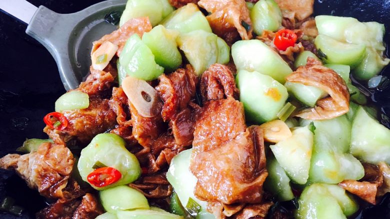 #绿色美食# 下饭神菜 面筋丝瓜煲,翻炒均匀。