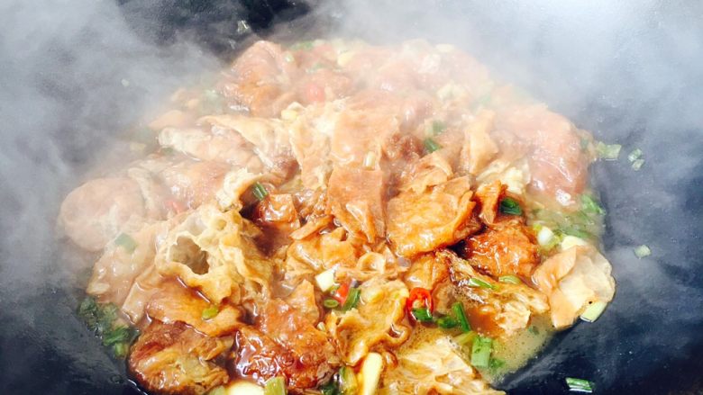 #绿色美食# 下饭神菜 面筋丝瓜煲,大火煮开,大约咕嘟3分钟左右。