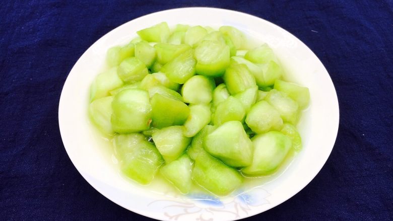 #绿色美食# 下饭神菜 面筋丝瓜煲,将煸炒好的丝瓜盛盘备用。