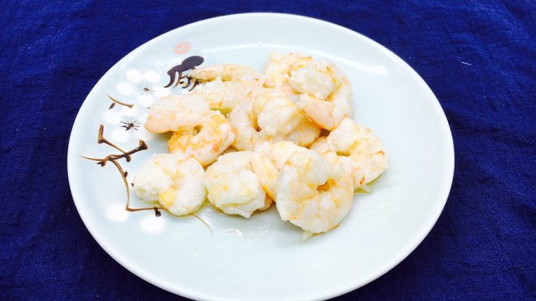 #绿色美食# 下饭神菜 面筋丝瓜煲,炒好的虾仁盛盘备用。