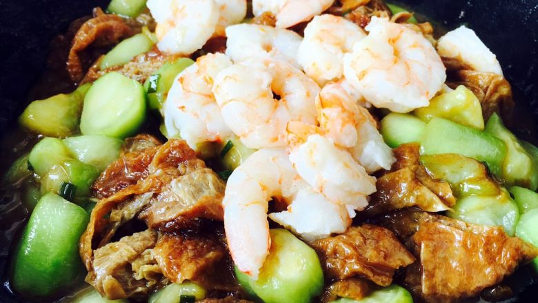 #绿色美食# 下饭神菜 面筋丝瓜煲,再倒入步骤19的虾仁。