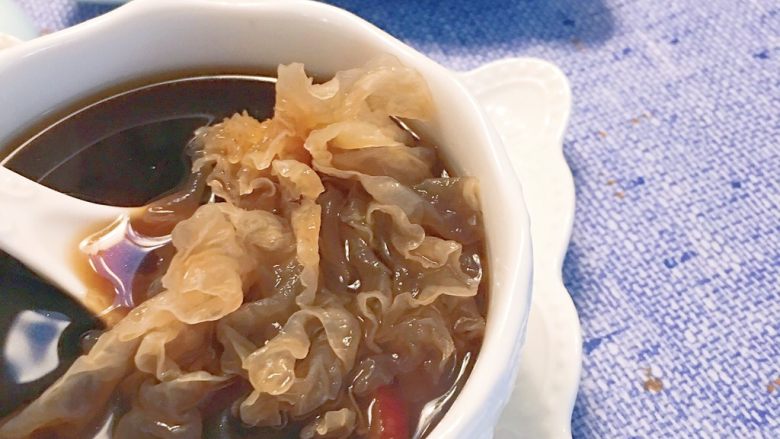 银耳莲子红枣双色枸杞红糖羹