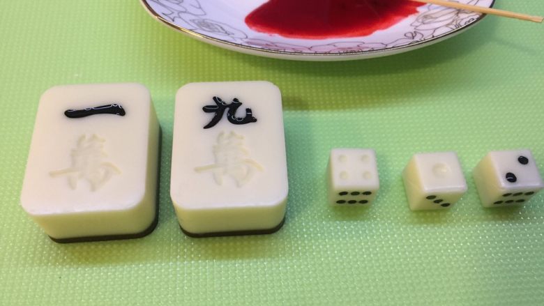 有内涵的麻将牌,黑色全部填好了之后,接下来填红色