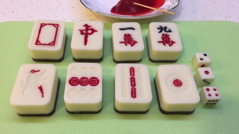 有内涵的麻将牌,红色面糊全部填好,放在一旁晾干