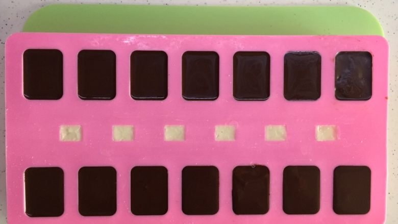有内涵的麻将牌,巧克力模具全部用黑巧填充,放入冰箱冷藏