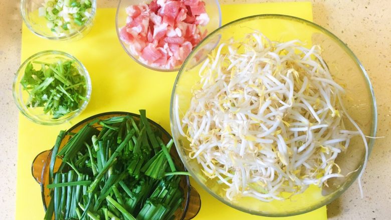 豆芽韭菜炒五花肉,准备所有食材