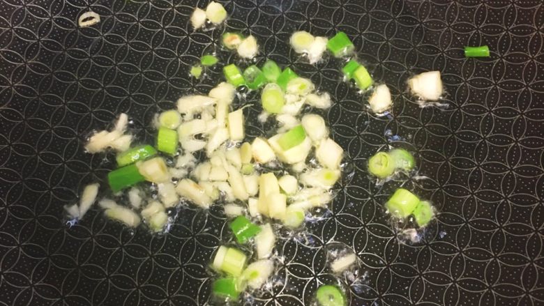 豆芽韭菜炒五花肉,锅下油，油热煸炒葱沫