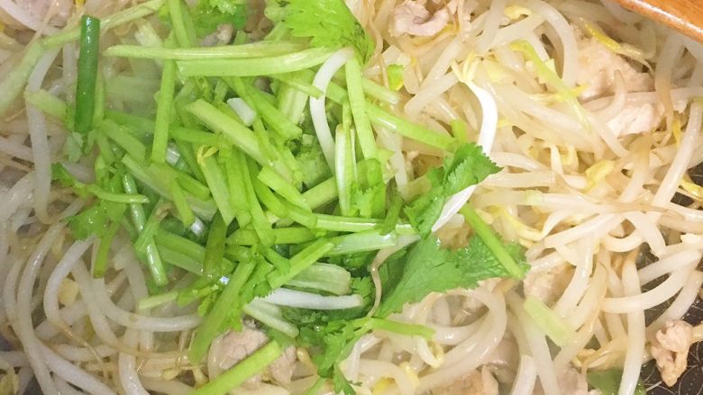 豆芽韭菜炒五花肉,豆芽开始缩水软了后，马上下香菜段。要很快速完成下面的步骤。豆芽太软了不好吃。