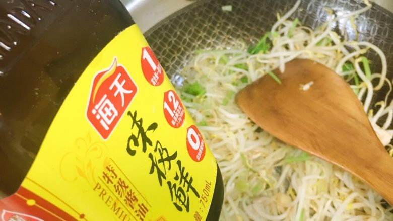 豆芽韭菜炒五花肉,加入味极鲜