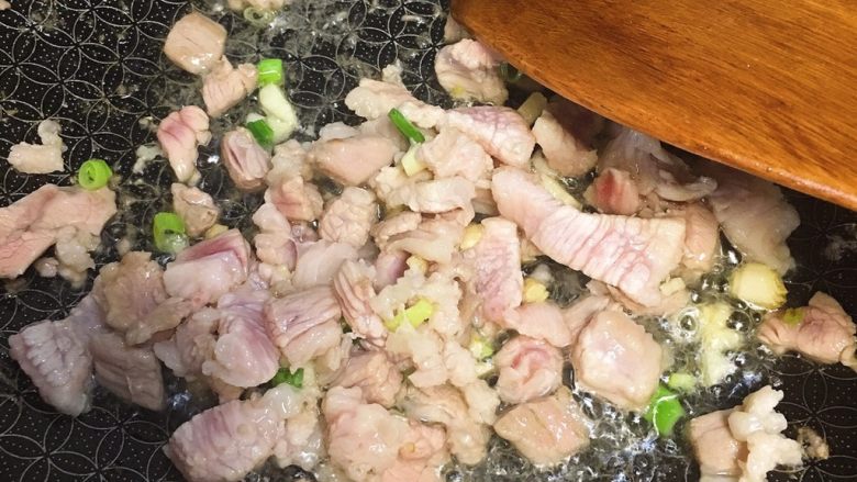 豆芽韭菜炒五花肉,炒出香味后，下五花肉，炒至变色金黄