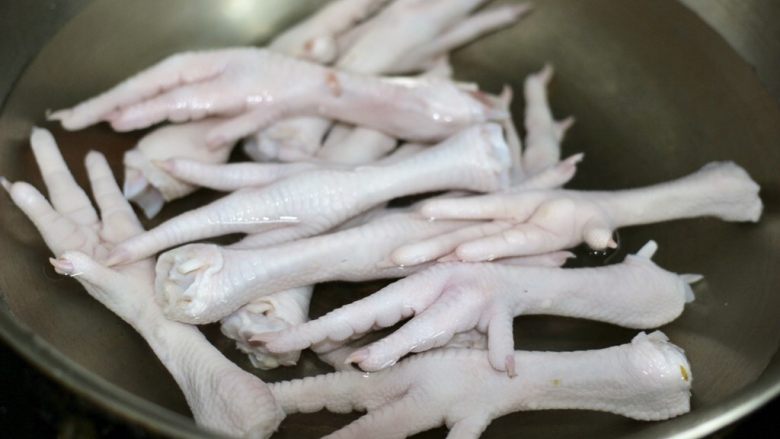 蒜泥凤爪,冷水下锅,焯水