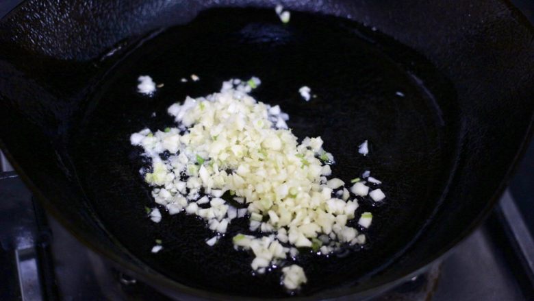 蒜泥凤爪,另起一锅,倒入油,蒜泥炒出香味