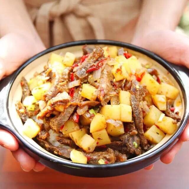 燕子私房菜:土豆牛肉,一道自己研究的土豆牛肉就做好了,
大功告成,
快点行动起来了