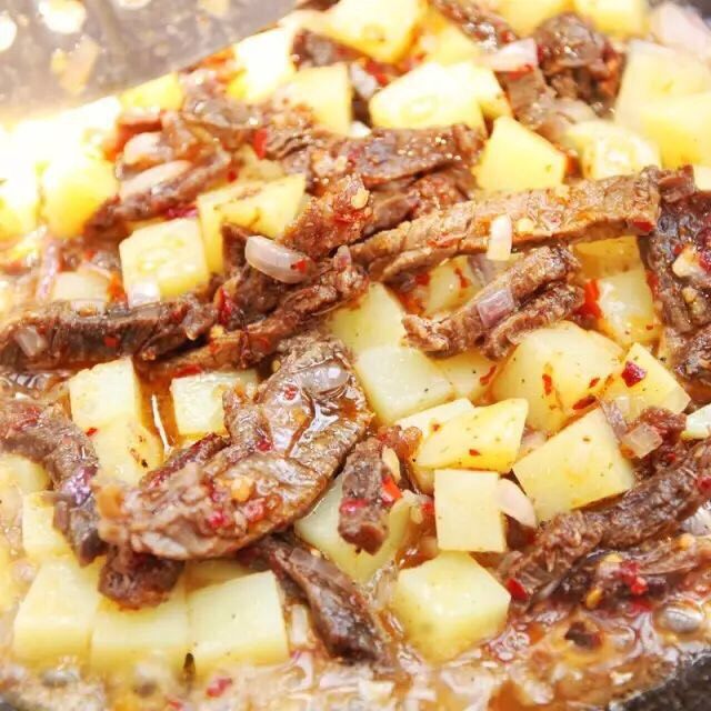 燕子私房菜:土豆牛肉,接着把🐂肉倒入锅中
将土豆炒制酥软
少加点水 这时就看自己的盐量大小再放
慢火顿5分钟 接着炒5分钟