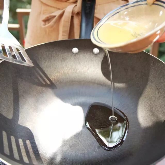 燕子私房菜:土豆牛肉,热锅中倒入少许食用油