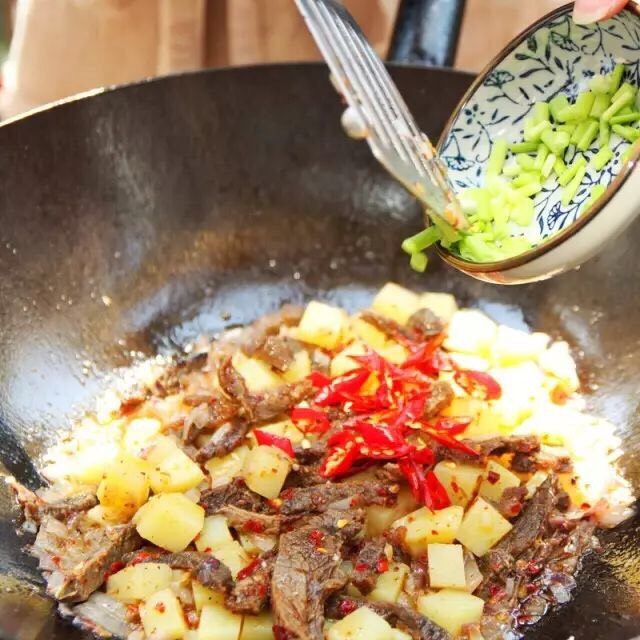 燕子私房菜:土豆牛肉,撒上一点点葱花,在撒一点点<a style='color:red;display:inline-block;' href='/shicai/ 756'>鸡精</a>,炒制一会