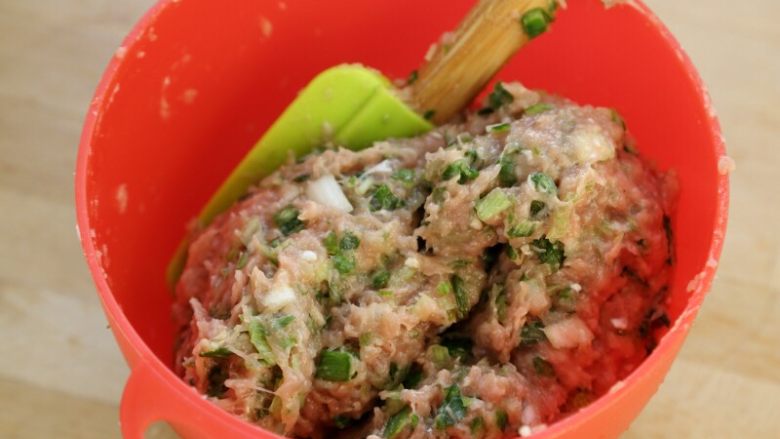虾子鸡肉肠粉,5.再将青蒜切碎拌入馅料中。