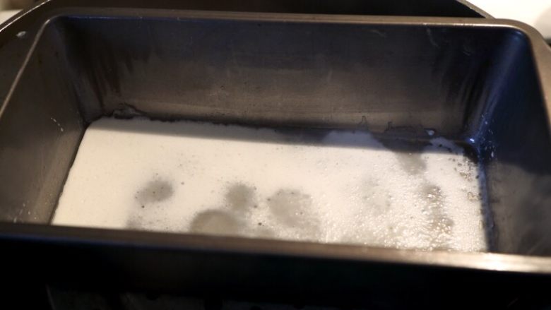 虾子鸡肉肠粉,10.准备工作已做好,现在开始蒸肠粉。
将模具上蒸笼蒸热,倒掉蒸汽水,刷一层薄油。