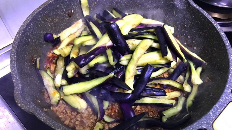 肉末茄子,加入腌好的茄子条