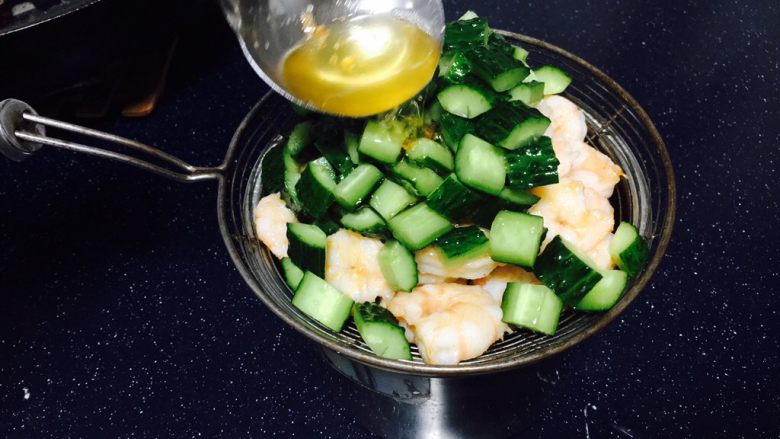 #绿色美食# 黄瓜炒虾仁,把黄瓜放在虾仁上,用炒虾仁的油浇在黄瓜上,使黄瓜断生。