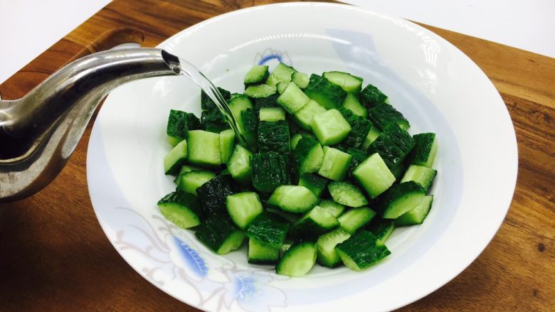 #绿色美食# 黄瓜炒虾仁,然后倒入清水,冲洗干净后沥一下水份。