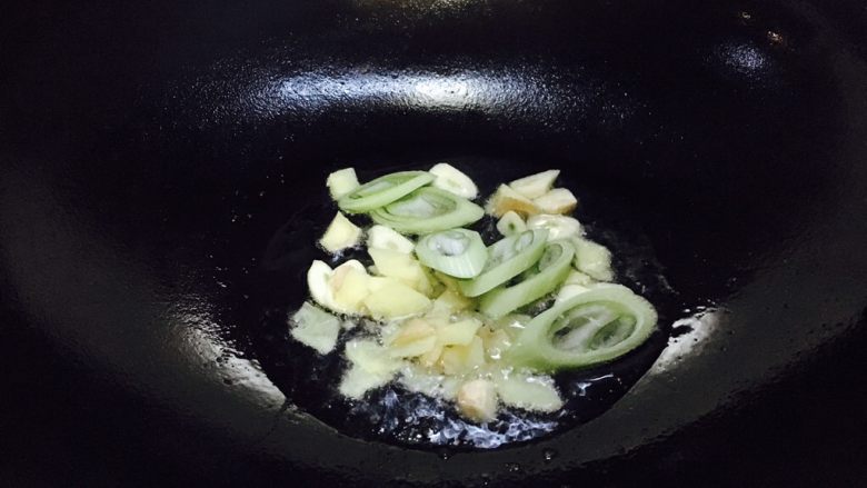 #绿色美食# 黄瓜炒虾仁,当油温3成热时放入葱姜蒜,暴香。