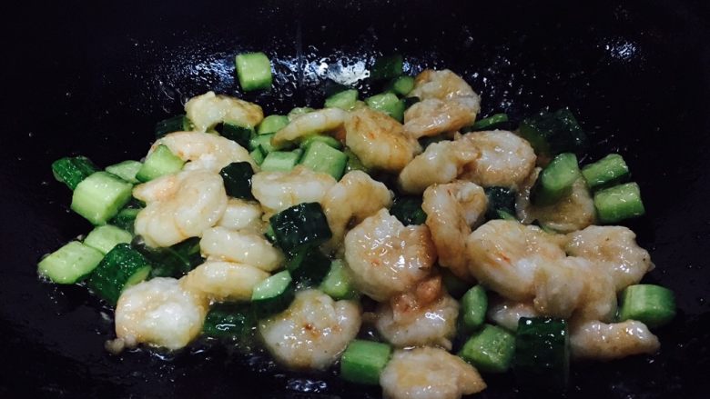 #绿色美食# 黄瓜炒虾仁,翻勺抖匀芡汁,关火。