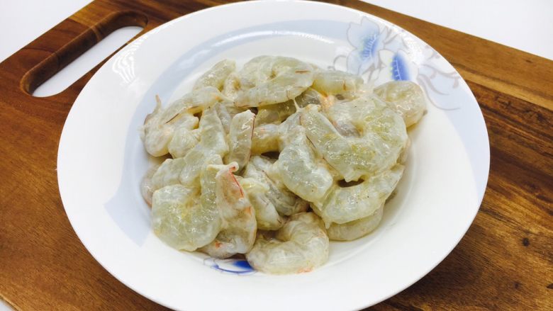 #绿色美食# 黄瓜炒虾仁,把它们抓匀,腌制5分钟。