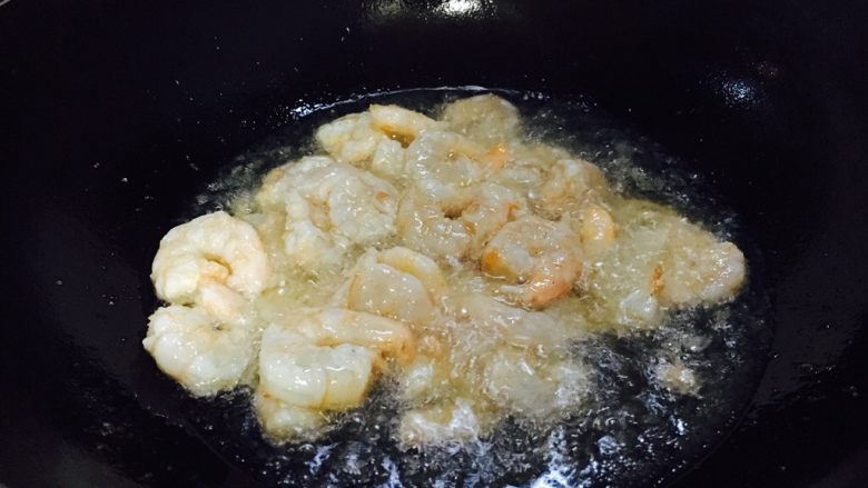 #绿色美食# 黄瓜炒虾仁,当虾仁由透明色颜色变粉时改小火,捞出虾仁。
