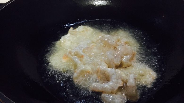 #绿色美食# 黄瓜炒虾仁,当油温5~6成热时,放入虾仁。