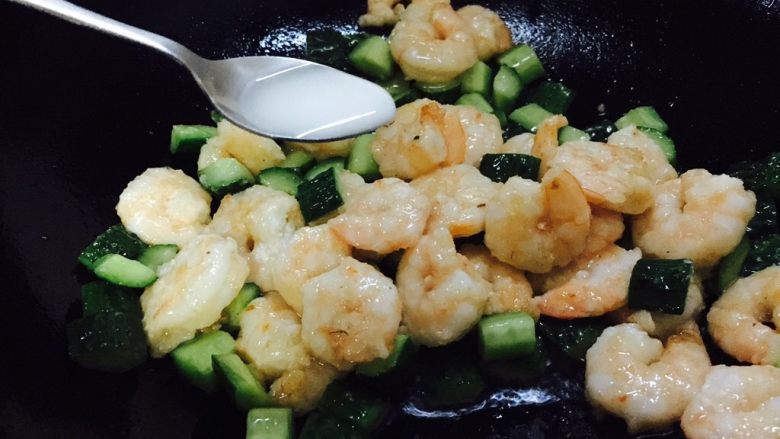 #绿色美食# 黄瓜炒虾仁,淋入适量的碗汁(第17步骤备好的),勾透明芡。