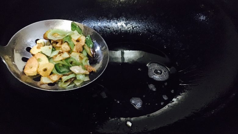 #绿色美食# 黄瓜炒虾仁,然后捞出葱姜蒜,不要了,留底油备用。