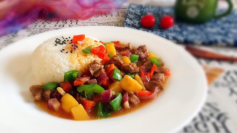 鸡腿杂蔬饭,米饭倒扣在盘中,撒些熟的黑芝麻,淋上鸡腿杂蔬即可。