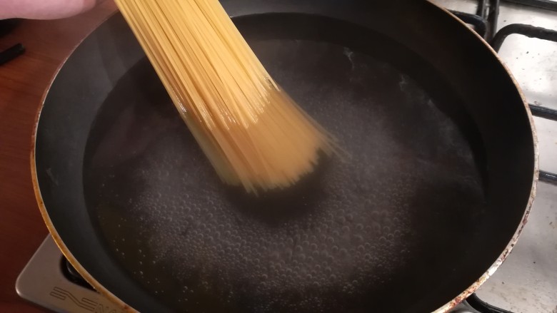 意大利番茄肉酱面,水开后,把2人份意面放入锅中