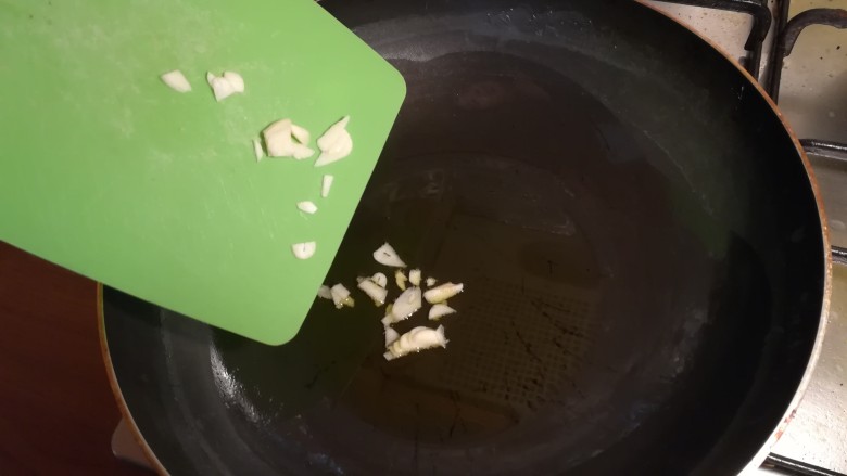 意大利番茄肉酱面,油热后,放入适量的蒜片