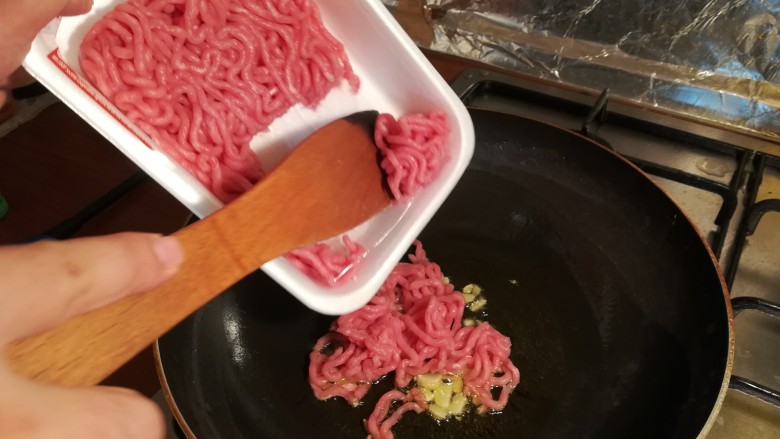 意大利番茄肉酱面,炸出香味后,放入肉沫