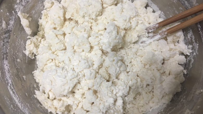 改良版蔬菜肉卷饼,倒入开水150ml、筷子快速拨开成絮状,慢慢加开水哦