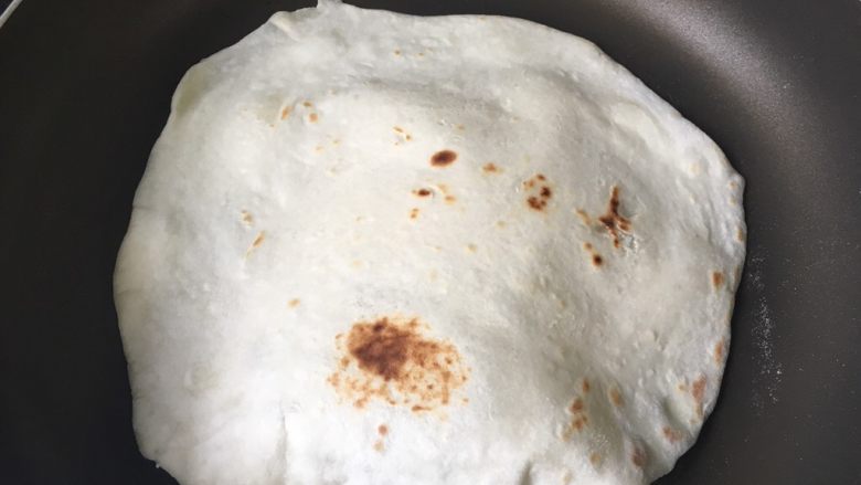 改良版蔬菜肉卷饼,面团变色后换另一面,会鼓包哦