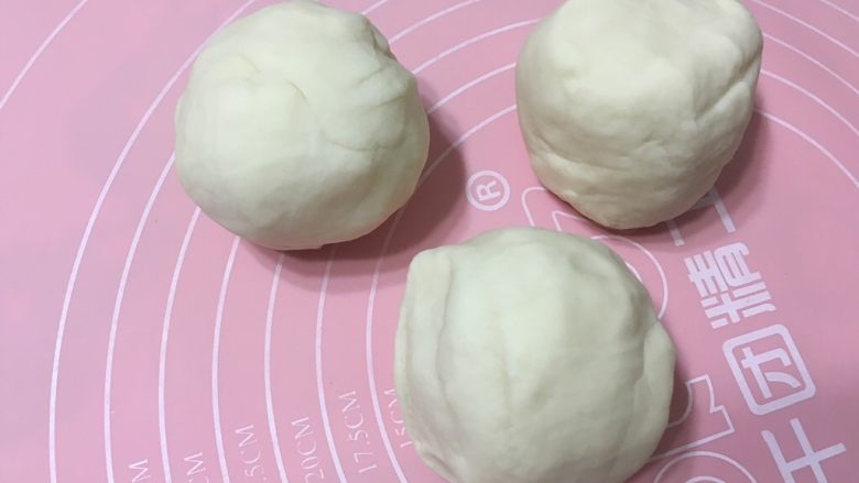 改良版蔬菜肉卷饼,醒好后分成三个面团,我做的比较大,哈哈