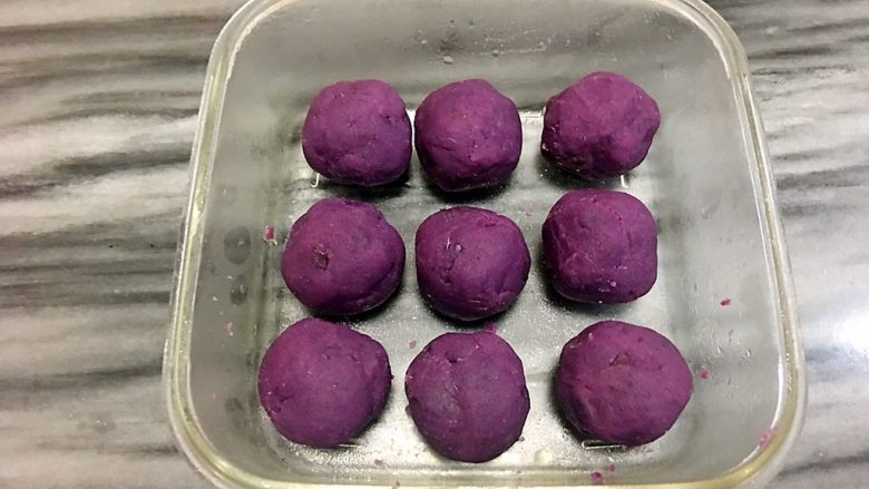紫薯香芋花朵包,紫薯香芋馅分成9份,每个35克,滚圆