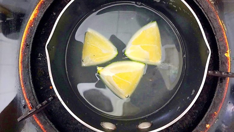 绿色美食+健康饮食之牛油果先生爱上梨小姐,锅内的水不要倒掉,加入三块青柠檬!