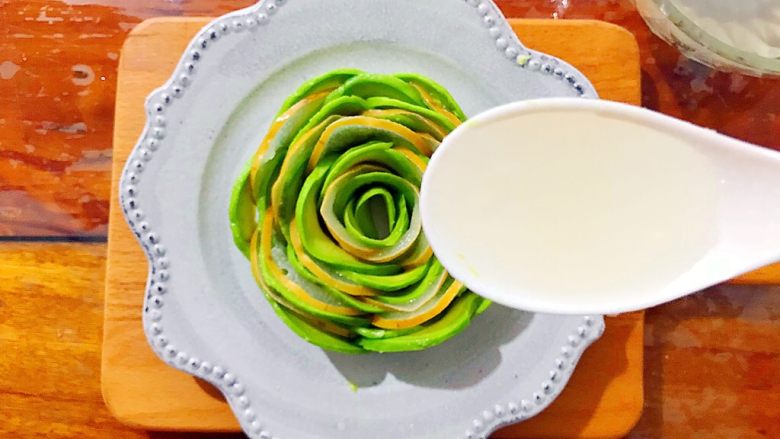 绿色美食+健康饮食之牛油果先生爱上梨小姐,用勺子把已经晾凉的蜂蜜柠檬梨汁淋在上面,淋多少随你喜欢!
我淋了三勺!