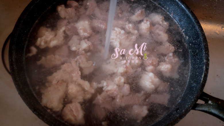 秘制咖喱土豆牛肉,用热开水冲洗两遍肉块,彻底把血沫冲掉