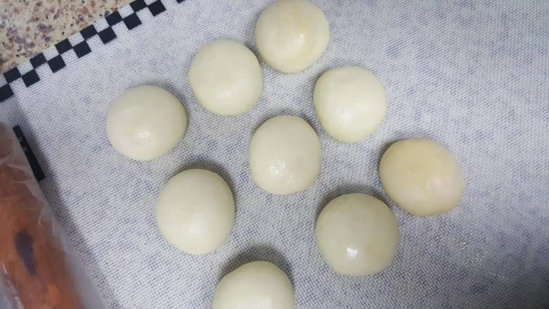 中式点心~白酥皮玫瑰鲜花饼(素油版),10.全部包好后收口向下,松弛15分钟。